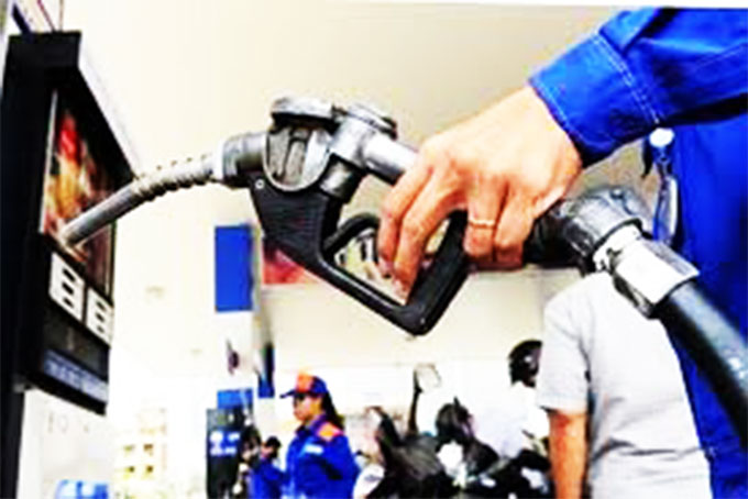 Giá xăng tăng 420 đồng/lít