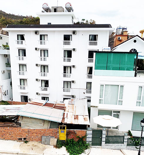Căn nhà của ông Dũng xây cao 5 tầng cho khách Trung Quốc thuê  với giá 200 triệu đồng/tháng.