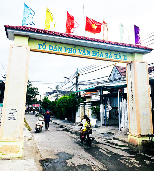 Cờ trên cổng chào quá cũ