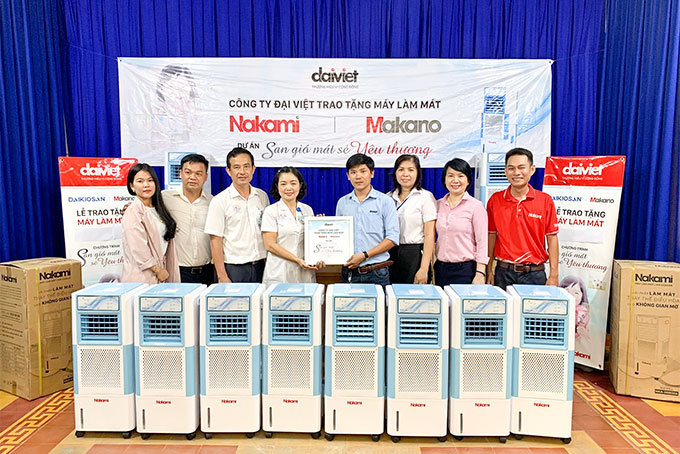 Trao tặng 35 máy làm mát cho Bệnh viện Đa khoa tỉnh