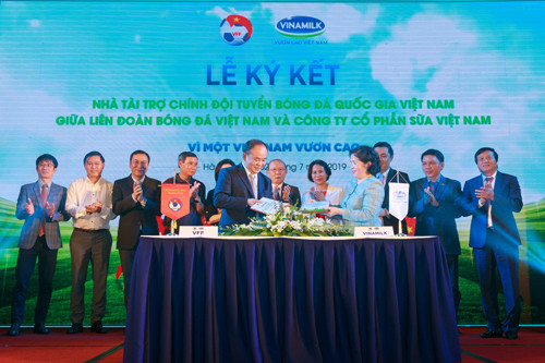 Thứ trưởng Bộ Văn hoá, Thể thao và Du lịch, Chủ tịch VFF Lê Khánh Hải và bà Mai Kiều Liên, Tổng giám đốc Vinamilk cùng thực hiện nghi thức ký kết.