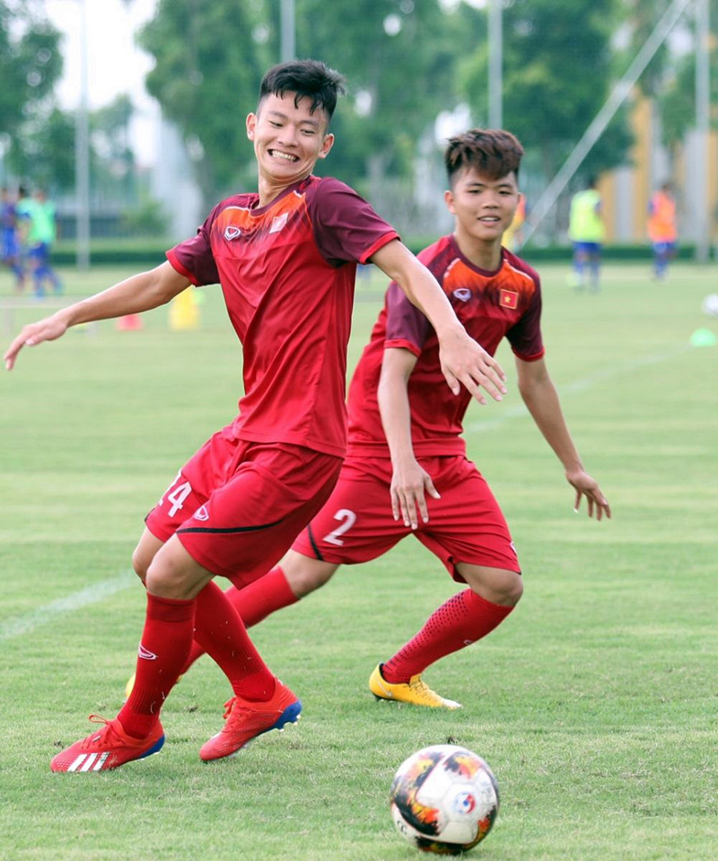 HLV Hoàng Anh Tuấn chia sẻ:  "Trong chuyến tập huấn này, đối thủ của U18 Việt Nam hoàn toàn ở đẳng cấp cao hơn chúng ta như U19 Nhật Bản hay đội sinh viên Nhật Bản ".