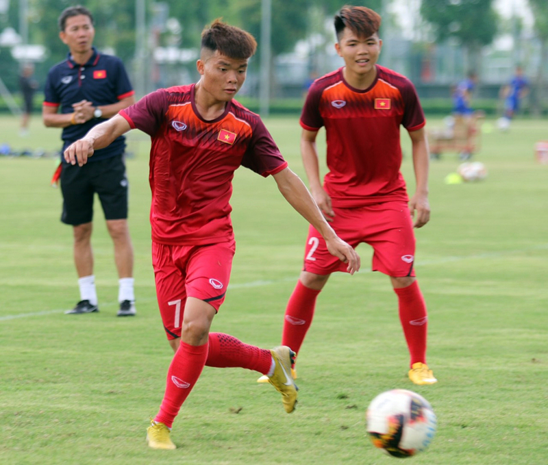 HLV Hoàng Anh Tuấn đưa ra phương án giải bài toàn nhân sự với ĐT U18 Việt Nam. (Ảnh: VFF)