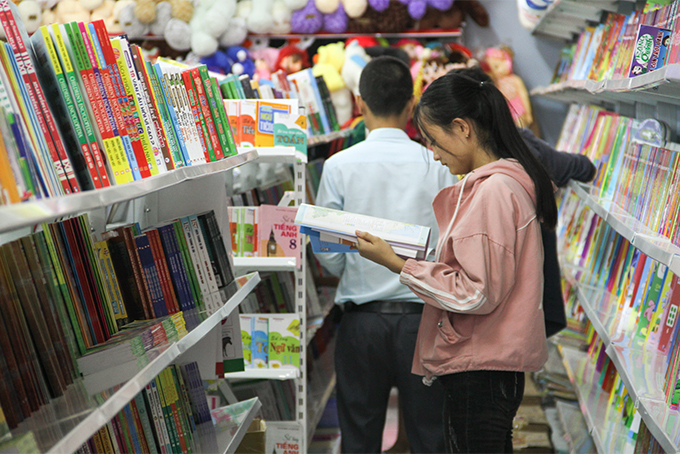 Khách hàng tham quan, mua sắm tại Trung tâm sách Ninh Diêm.