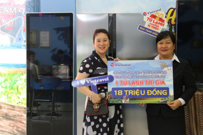 Lãnh đạo Vietravel chi nhánh Nha Trang (bên phải) trao giải cho đại diện khách hàng trúng thưởng