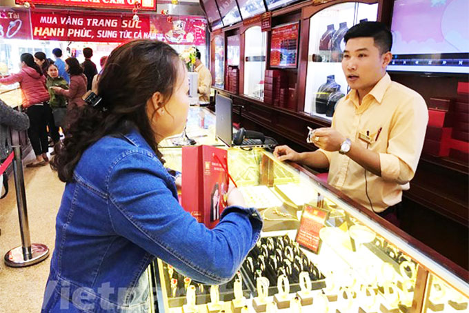 Giá vàng trong nước đảo chiều, giảm tới 250.000 đồng mỗi lượng