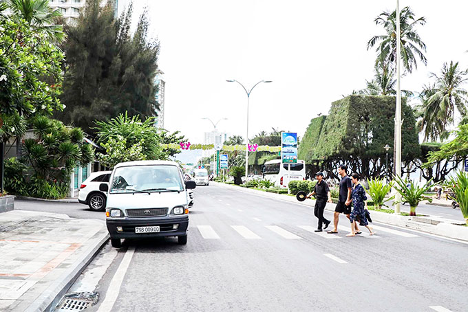 Một vạch đi bộ trước khách sạn InterContinental Nha Trang được đề xuất xóa bỏ.