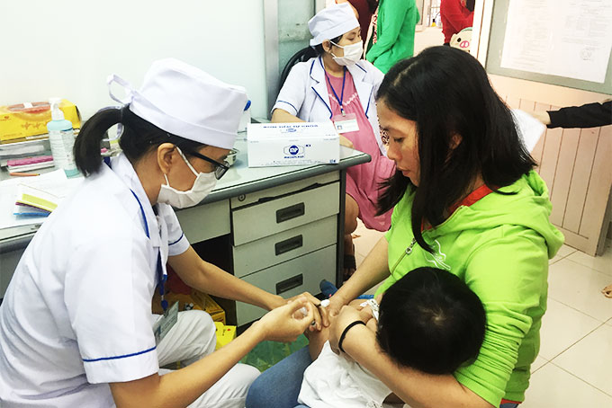Tiêm chủng cho trẻ tại Trạm Y tế phường Ngọc Hiệp, TP. Nha Trang.