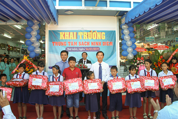 Leaders of Khanh Hoa Book Publishing Joint Stock Company presenting gifts to excellent pupils 