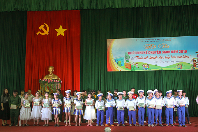 Các thí sinh tham gia hội thi nhận quà tặng của Ban tổ chức. 