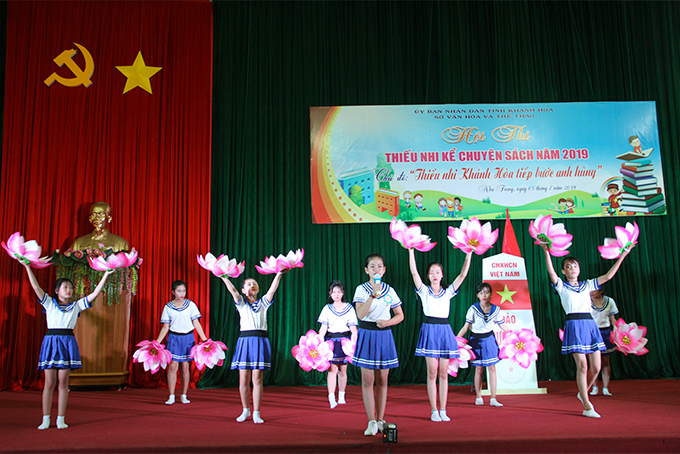 Màn múa phụ họa đẹp mắt hỗ trợ cho phần thi của thí sinh Phan Ngọc Hân (Trường THCS Chu Văn An - thị xã Ninh Hòa). 