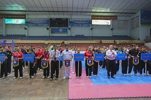 Ban tổ chức trao cờ cho các đoàn tham dự giải.