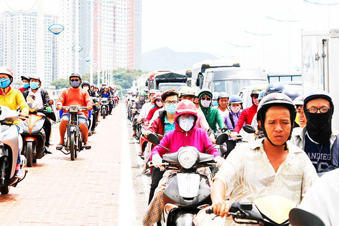 Nhiều người chạy xe lên lề cầu Trần Phú khiến giao thông hỗn loạn.