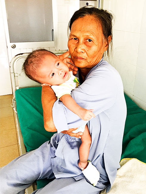 Bé Xuân Anh bị viêm phổi nặng  đang được điều trị  tại Bệnh viện Đa khoa Ninh Hòa.