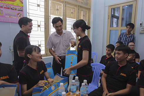 Lãnh đạo Công ty Yến Sào Khánh Hòa tặng quà cho các thành viên đội tuyển.