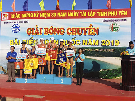 Đội nữ bóng chuyền bãi biển Sanna-Sanest Khánh Hòa vô địch.