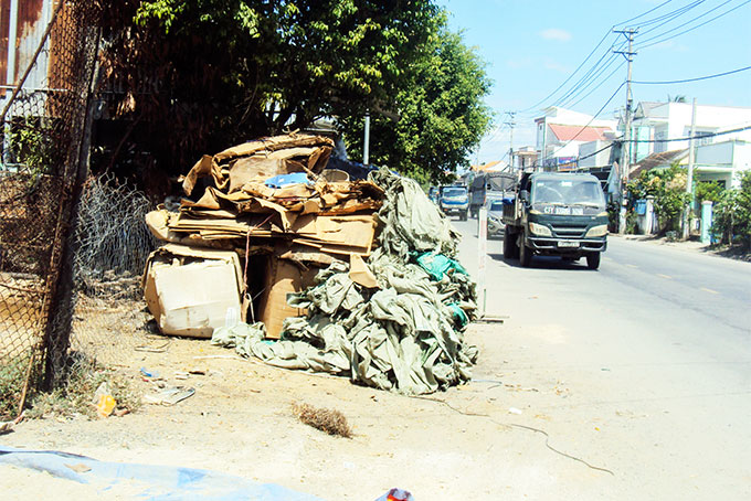 Phế liệu chiếm lòng, lề đường