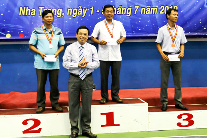 Ban tổ chức trao huy chương cho các vận động viên đạt thành tích.