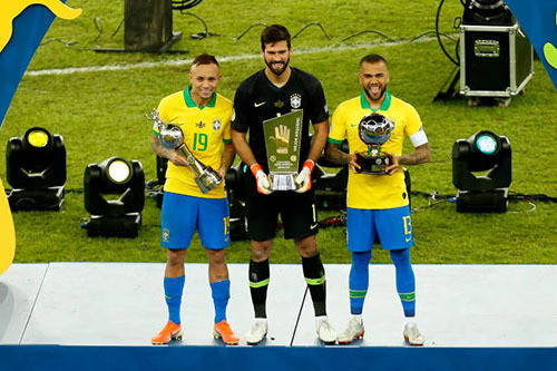 Ba danh hiệu cá nhân của Copa America 2019 đều thuộc về Brazil. Everton (trái) là cầu thủ trẻ hay nhất, Alisson (giữa) là thủ môn hay nhất, và Alves là cầu thủ hay nhất giải. Ảnh: AFP.