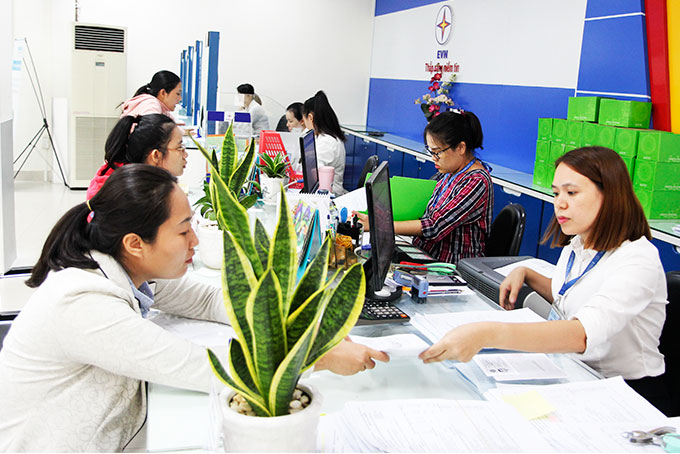 Nhân viên Điện lực Trung tâm Nha Trang  giao dịch với khách hàng.