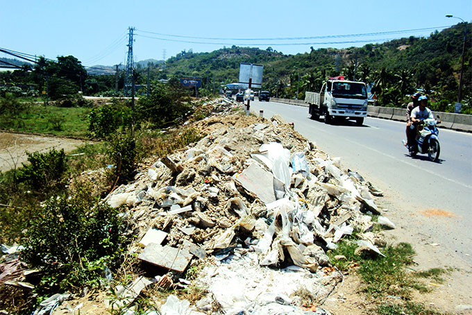 Xà bần chiếm hành lang quốc lộ