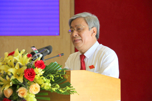 Ông Lê Xuân Thân trình bày báo cáo công tác 6 tháng đầu năm và phương hướng 6 tháng cuối năm 2019 của Thường trực HĐND tỉnh Khánh Hòa