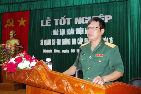 Đại tá Tống Hùng Dũng - Chính ủy nhà trường phát biểu chúc mừng các học viên.