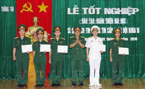 Đại tá Tống Hùng Dũng trao bằng tốt nghiệp cho các học viên.