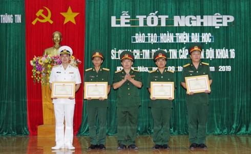 Đại tá Lê Xuân Hùng - Phó Hiệu trưởng nhà trường trao giấy khen cho các học viên tiêu biểu.