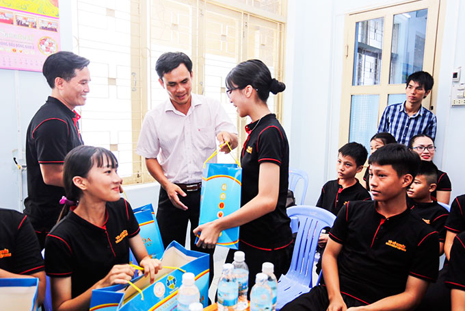 Lãnh đạo Công ty Yến sào Khánh Hòa tặng quà cho  đội tuyển võ cổ truyền học sinh tỉnh trước giờ lên đường.
