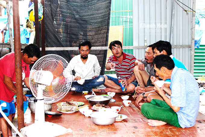 Bữa cơm trưa trong lán trại nóng nực của những công nhân ở Bãi Dài.  