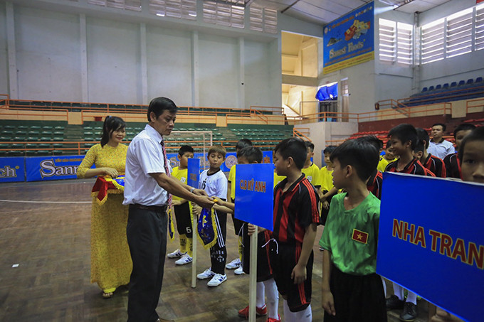 Leader of Khanh Hoa Provincial Department of Culture and Sports giving commemorative flag to teams