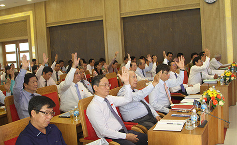  Đại biểu HĐND tỉnh biểu quyết thông qua nghị quyết tại kỳ họp thứ 8