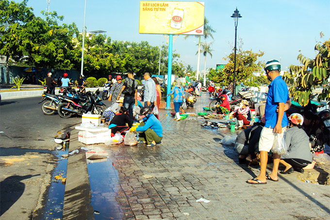 Chợ hải sản chiếm vỉa hè, lòng đường