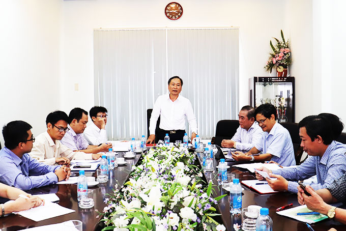 Ông Nguyễn Đắc Tài chỉ đạo tại cuộc họp.