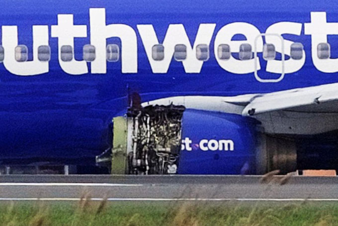 Động cơ bị nổ bên cánh trái của máy bay hãng Southwest Airlines.