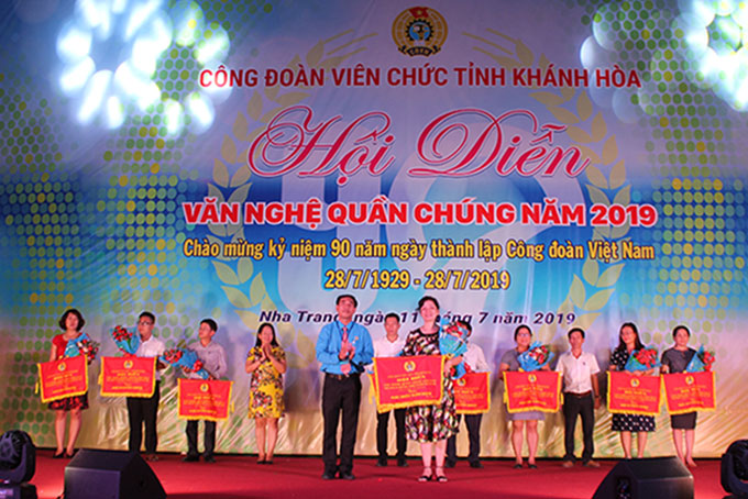 Organization committee giving first prize to Labor Union bloc of Khanh Hoa provincial departments of state management