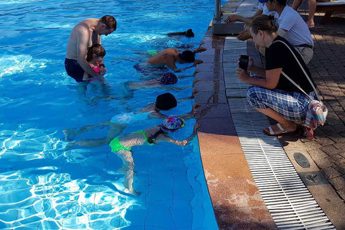 Hàng ngàn &quot;Kình ngư nhí&quot; được trang bị kỹ năng chống đuối nước tại lớp học bơi 5 sao miễn phí của Vinpearl