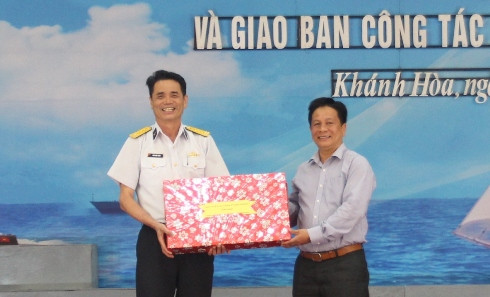 Ông Hồ Văn Mừng tặng quà lưu niệm cho Học viện Hải quân.
