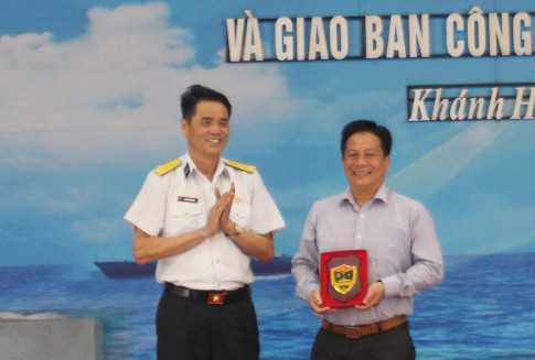 Đại tá Chu Ngọc Sáng tặng quà lưu niệm cho Ban Tuyên giáo Tỉnh ủy Khánh Hòa.
