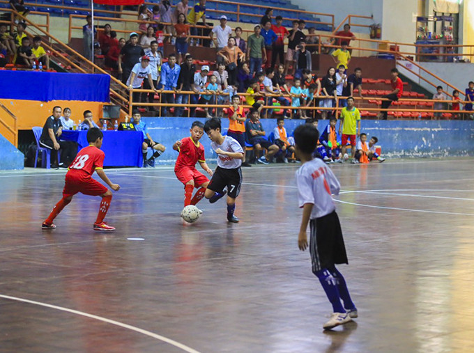 Các cầu thủ Trung tâm Huấn luyện kỹ thuật thể thao và U11 Khánh Vĩnh trong trận chung kết giải.