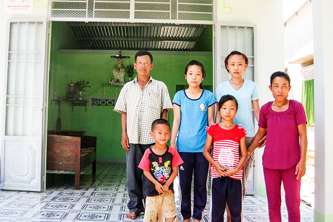 Gia đình ông Lê Ếch (xã Diên Xuân)  bên căn nhà do Mặt trận vận động doanh nghiệp hỗ trợ xây dựng.   