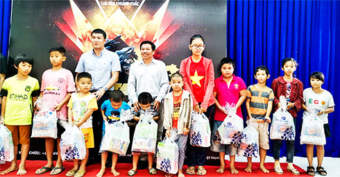 Hội Chữ thập đỏ tỉnh vận động, phối hợp với một đơn vị tặng quà cho trẻ em nghèo xã Phước Đồng, TP. Nha Trang. 