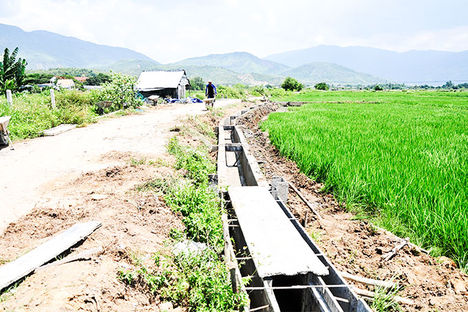 Một đoạn kênh mương nội đồng ở xã Cam Phước Tây được kiên cố hóa bằng bê tông.