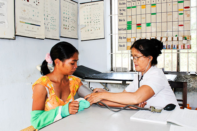 Khám chữa bệnh cho người tham gia bảo hiểm y tế tại huyện Diên Khánh.