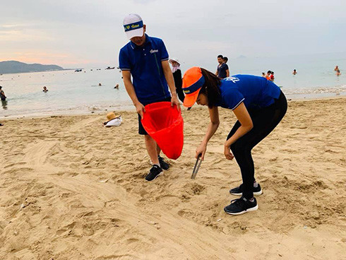 Nhân viên Sàn giao dịch bất động sản Tâm Real nhặt rác ở bãi biển Nha Trang