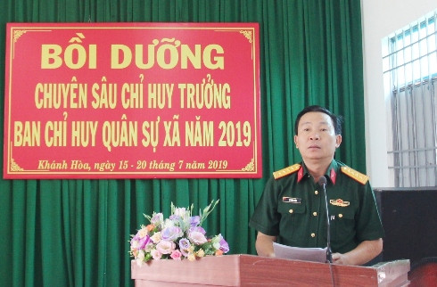 Đại tá Lê Công Chín - Phó Chỉ huy trưởng, Tham mưu trưởng Bộ CHQS tỉnh Khánh Hòa phát biểu khai mạc lớp bồi dưỡng.