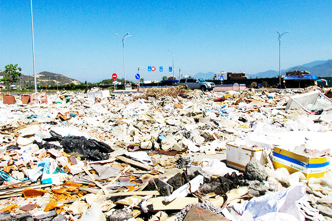Bãi rác "khủng" ở đầu cầu Quán Trường