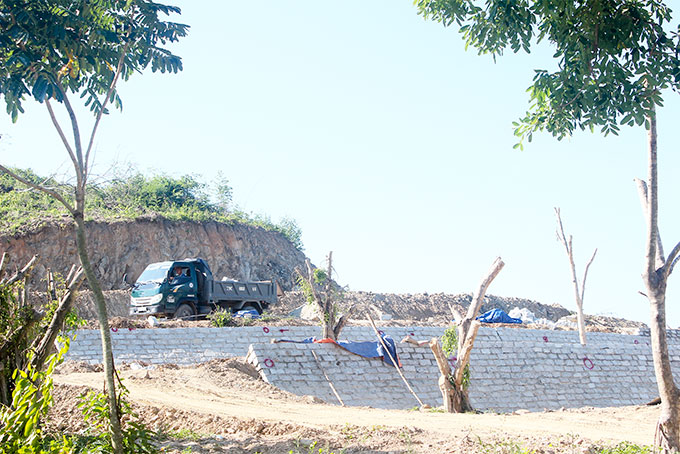 San ủi trái phép đất đồi ở Diên Đồng