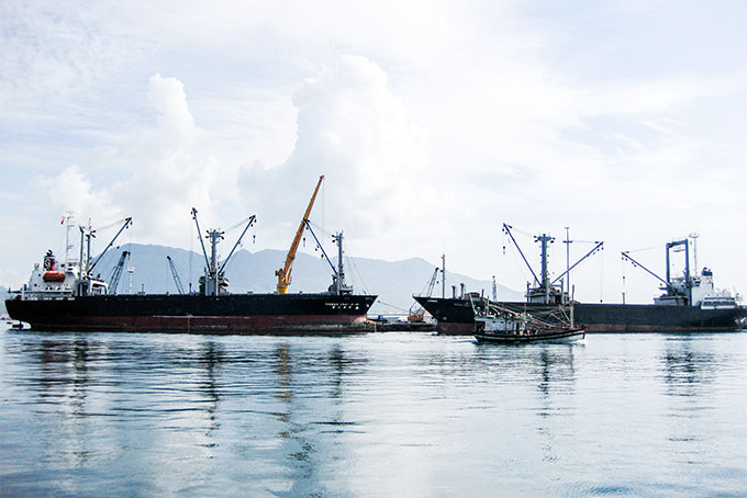 Tàu vào làm hàng tại cảng Cam Ranh.